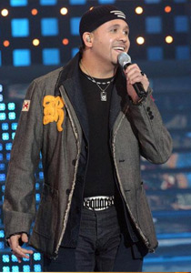 هشام عباس: أسمع كل المطربين .. لكنني أنتظر 