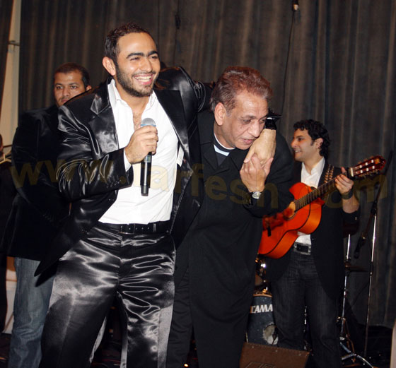 تامر حسني أب لفتاتين رغم عدم حبه للبنات!!!   صورة رقم 11