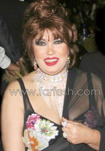 فيفي عبده تتقرب الى الله بقراءة القرآن ومحاسبة النفس                صورة رقم 1