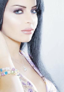 ليال عبود: جمالي رباني وثقتي المفرطة اوقعتني بمشكلة                صورة رقم 1