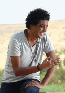 محمد منير يهدد بأخد ثلاثة أحجار من الهرم الاكبر ليبني له بيتاً!!  صورة رقم 1 محمد منير يهدد بأخد ثلاثة أحجار من الهرم الاكبر ليبني له بيتاً!!  صورة رقم 1