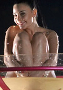 إتهام قمر بخروجها عن الأخلاق والشرف بكليبها العاري!!  صورة رقم 2