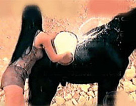 إتهام قمر بخروجها عن الأخلاق والشرف بكليبها العاري!!  صورة رقم 1