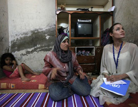 أنجلينا جولي وبراد بيت يرعيان شؤون اللآجئين في سوريا    صورة رقم 1 أنجلينا جولي وبراد بيت يرعيان شؤون اللآجئين في سوريا    صورة رقم 1