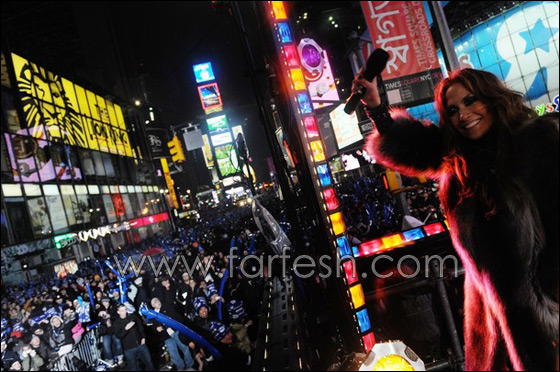 مسلسلات يعرض لكم كيف الهبت لوبيز جمهورها ليلة رأس السنة   صورة رقم 12