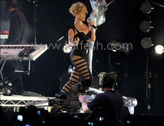 ريهانا تشعل أبو ظبي في ليلة الـ 2010 وتتسبب بحالات إغماء!  صورة رقم 6