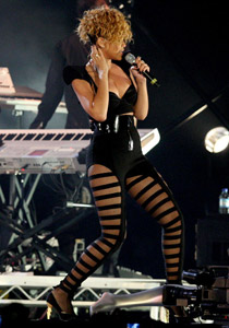 ريهانا تشعل أبو ظبي في ليلة الـ 2010 وتتسبب بحالات إغماء!  صورة رقم 1