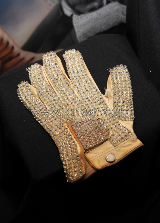 قفاز مايكل جاكسون بـ 420 ألف دولار!!!   صورة رقم 6