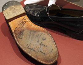 عرض حذاء ارتداه مايكل جاكسون ويحمل توقيعه للبيع في المزاد  صورة رقم 1 عرض حذاء ارتداه مايكل جاكسون ويحمل توقيعه للبيع في المزاد  صورة رقم 1