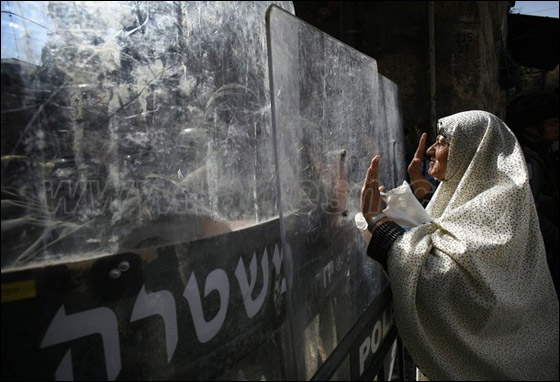 صور من المواجهات وحصار المصلين بالأقصى صورة رقم 2 صور من المواجهات وحصار المصلين بالأقصى صورة رقم 2