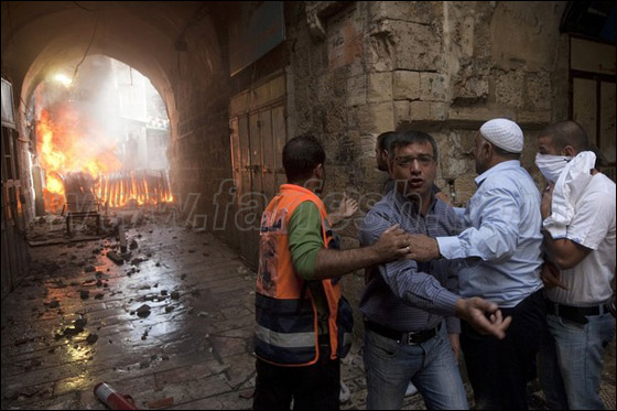 صور من المواجهات وحصار المصلين بالأقصى صورة رقم 1 صور من المواجهات وحصار المصلين بالأقصى صورة رقم 1
