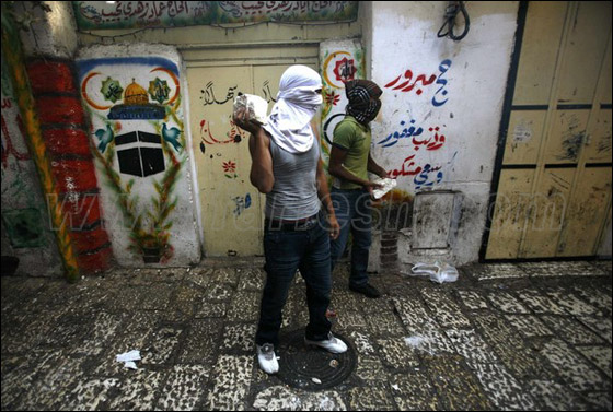صور من المواجهات وحصار المصلين بالأقصى صورة رقم 3 صور من المواجهات وحصار المصلين بالأقصى صورة رقم 3