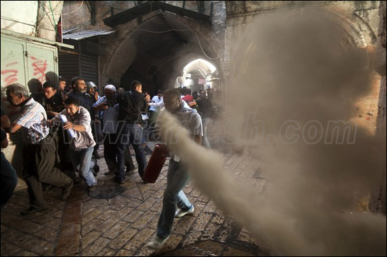 صور من المواجهات وحصار المصلين بالأقصى صورة رقم 4 صور من المواجهات وحصار المصلين بالأقصى صورة رقم 4