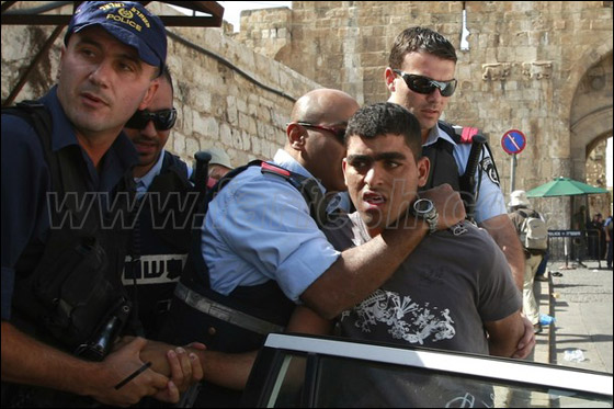 صور من المواجهات وحصار المصلين بالأقصى صورة رقم 11 صور من المواجهات وحصار المصلين بالأقصى صورة رقم 11