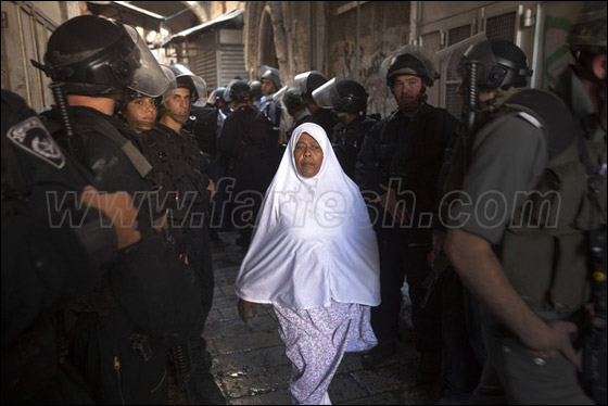 صور من المواجهات وحصار المصلين بالأقصى صورة رقم 12 صور من المواجهات وحصار المصلين بالأقصى صورة رقم 12