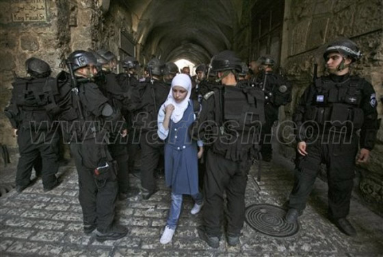 صور من المواجهات وحصار المصلين بالأقصى صورة رقم 13 صور من المواجهات وحصار المصلين بالأقصى صورة رقم 13
