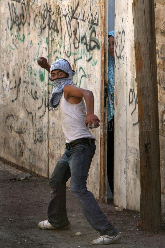 صور من المواجهات وحصار المصلين بالأقصى صورة رقم 14 صور من المواجهات وحصار المصلين بالأقصى صورة رقم 14