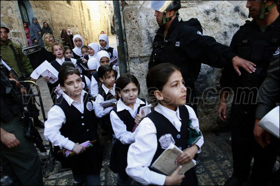 صور من المواجهات وحصار المصلين بالأقصى صورة رقم 15 صور من المواجهات وحصار المصلين بالأقصى صورة رقم 15