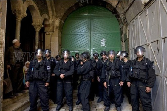 صور من المواجهات وحصار المصلين بالأقصى صورة رقم 19 صور من المواجهات وحصار المصلين بالأقصى صورة رقم 19