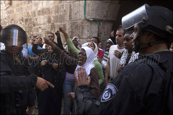 صور من المواجهات وحصار المصلين بالأقصى صورة رقم 21 صور من المواجهات وحصار المصلين بالأقصى صورة رقم 21