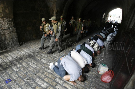 صور من المواجهات وحصار المصلين بالأقصى صورة رقم 22 صور من المواجهات وحصار المصلين بالأقصى صورة رقم 22