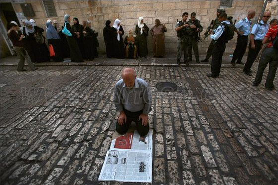 صور من المواجهات وحصار المصلين بالأقصى صورة رقم 26 صور من المواجهات وحصار المصلين بالأقصى صورة رقم 26