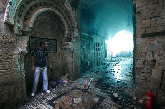 صور من المواجهات وحصار المصلين بالأقصى صورة رقم 33 صور من المواجهات وحصار المصلين بالأقصى صورة رقم 33
