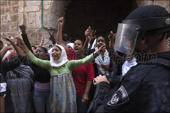 صور من المواجهات وحصار المصلين بالأقصى صورة رقم 34 صور من المواجهات وحصار المصلين بالأقصى صورة رقم 34