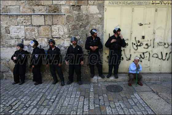 صور من المواجهات وحصار المصلين بالأقصى صورة رقم 38 صور من المواجهات وحصار المصلين بالأقصى صورة رقم 38