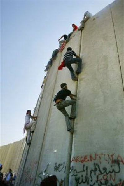 في ذكرى هدم جدار برلين: هدم مقطع من الجدار في قلنديا  صورة رقم 2