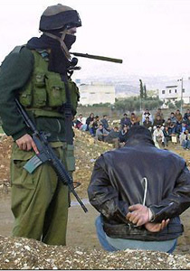 اسرائيل تعتقل ضباط مخابرات والسلطة تهدد صورة رقم 1
