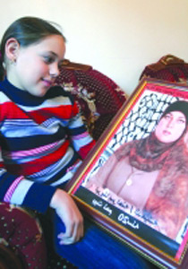 الطفلة غزالة تبكي على الحاجز وترجو إطلاق سراح والديها   صورة رقم 1