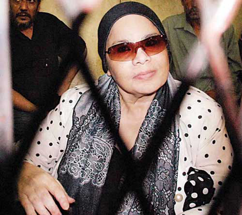 المرأة الحديدية تصلي بصحبة السجينات وتطلب ذبح الاضحية صورة رقم 1