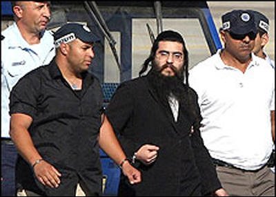 حاخام يعذب الاطفال ليطرد العفاريت! صورة رقم 2 حاخام يعذب الاطفال ليطرد العفاريت! صورة رقم 2