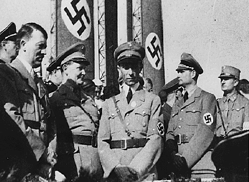 هتلر لم ينتحر عام 1945 بل فر من برلين صورة رقم 4 هتلر لم ينتحر عام 1945 بل فر من برلين صورة رقم 4