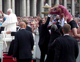 شاهدوا المرأة الشقراء التي أوقعت البابا بنديكتوس   صورة رقم 1