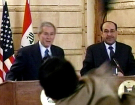 بنفس أسلوبه.. عراقي يلقي بحذائه على منتظر الزيدي!! صورة رقم 1 بنفس أسلوبه.. عراقي يلقي بحذائه على منتظر الزيدي!! صورة رقم 1