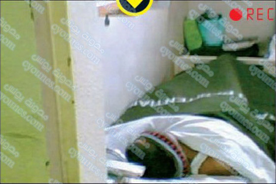 مجلة فرنسية تنشر صور الشاب مامي وهو نائما في مجلة فرنسية تنشر صور الشاب مامي وهو نائما في