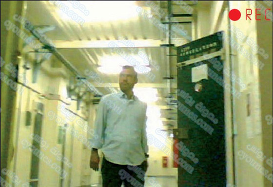 مجلة فرنسية تنشر صور الشاب مامي وهو نائما في مجلة فرنسية تنشر صور الشاب مامي وهو نائما في