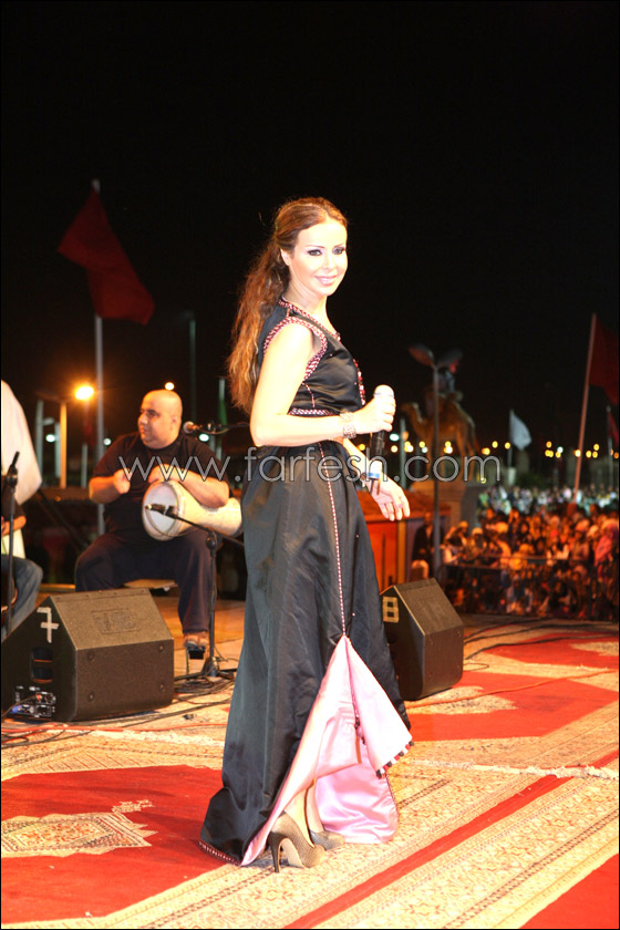 أمام اكثر من 40 ألف شخص رولا سعد تغني بالزي الصحراوي صورة رقم 9 أمام اكثر من 40 ألف شخص رولا سعد تغني بالزي الصحراوي صورة رقم 9