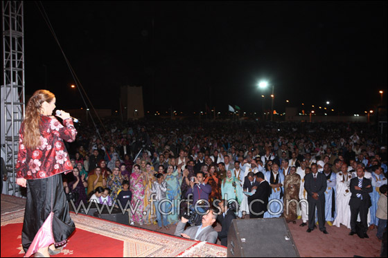 أمام اكثر من 40 ألف شخص رولا سعد تغني بالزي الصحراوي صورة رقم 1 أمام اكثر من 40 ألف شخص رولا سعد تغني بالزي الصحراوي صورة رقم 1