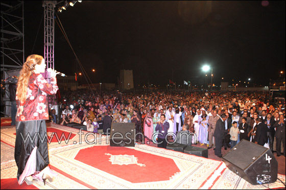 أمام اكثر من 40 ألف شخص رولا سعد تغني بالزي الصحراوي صورة رقم 4 أمام اكثر من 40 ألف شخص رولا سعد تغني بالزي الصحراوي صورة رقم 4