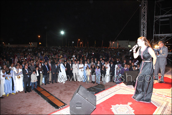 أمام اكثر من 40 ألف شخص رولا سعد تغني بالزي الصحراوي صورة رقم 5 أمام اكثر من 40 ألف شخص رولا سعد تغني بالزي الصحراوي صورة رقم 5