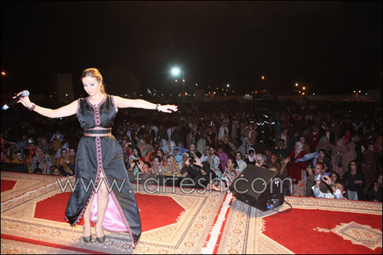 أمام اكثر من 40 ألف شخص رولا سعد تغني بالزي الصحراوي صورة رقم 6 أمام اكثر من 40 ألف شخص رولا سعد تغني بالزي الصحراوي صورة رقم 6