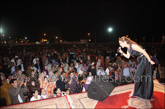 أمام اكثر من 40 ألف شخص رولا سعد تغني بالزي الصحراوي صورة رقم 8 أمام اكثر من 40 ألف شخص رولا سعد تغني بالزي الصحراوي صورة رقم 8