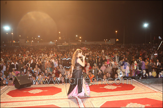 أمام اكثر من 40 ألف شخص رولا سعد تغني بالزي الصحراوي صورة رقم 11 أمام اكثر من 40 ألف شخص رولا سعد تغني بالزي الصحراوي صورة رقم 11