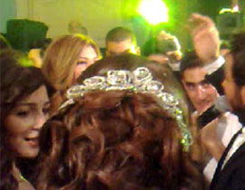 تامر حسني يحتفل بزفاف شقيقه راقصّا مع مي عز الدين!  صورة رقم 1