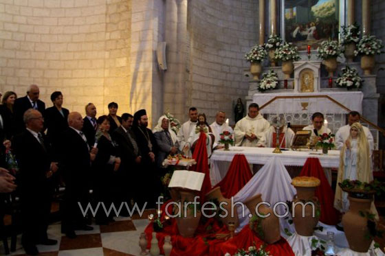  الطوائف المسيحية تحتفل في عيد العرس في كفركنا  صورة رقم 2