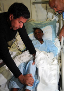 صحافي يجري عملية جراحية دقيقة في الدماغ لطفلة هايتية   صورة رقم 1