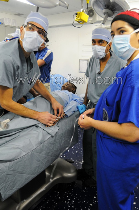 صحافي يجري عملية جراحية دقيقة في الدماغ لطفلة هايتية   صورة رقم 6